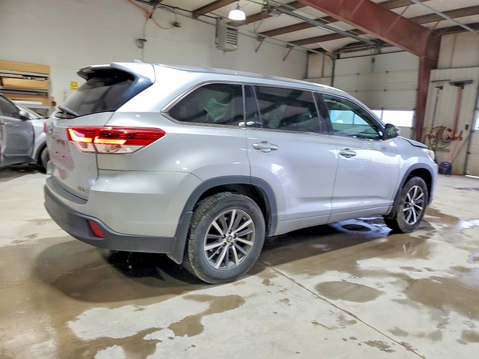 46449026 :رقم المزاد ، 5TDJZRFH2JS812300 vin ، 2018 Toyota Highlander مزاد بيع