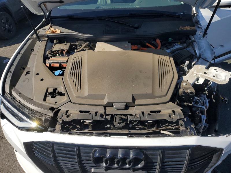 47777686 :رقم المزاد ، WA1AAAGE2NB043236 vin ، 2022 Audi E-tron مزاد بيع