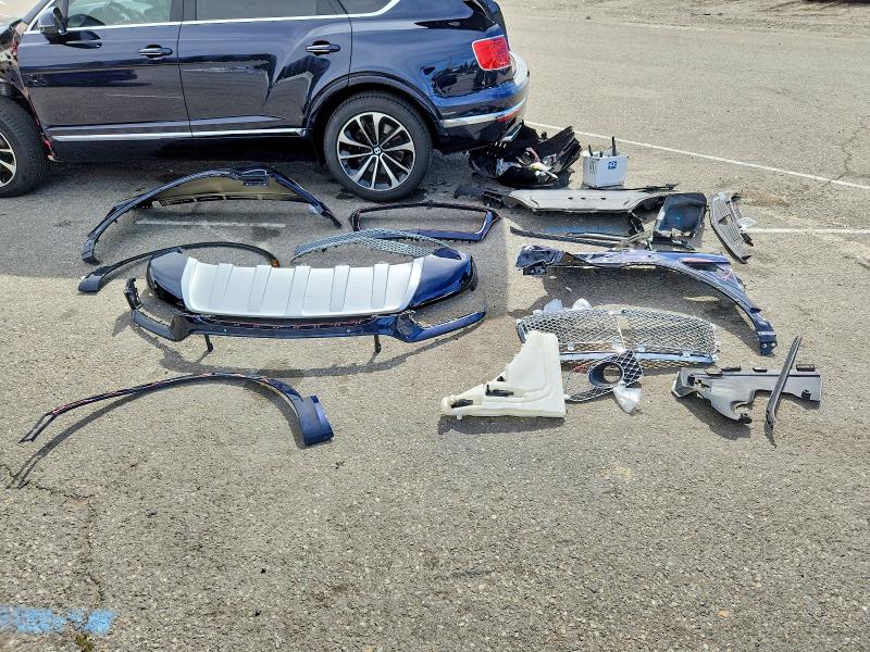 2018 Bentley Bentayga მანქანა იყიდება აუქციონზე, vin: SJAAC2ZV8JC021752, აუქციონის ნომერი: 41730566