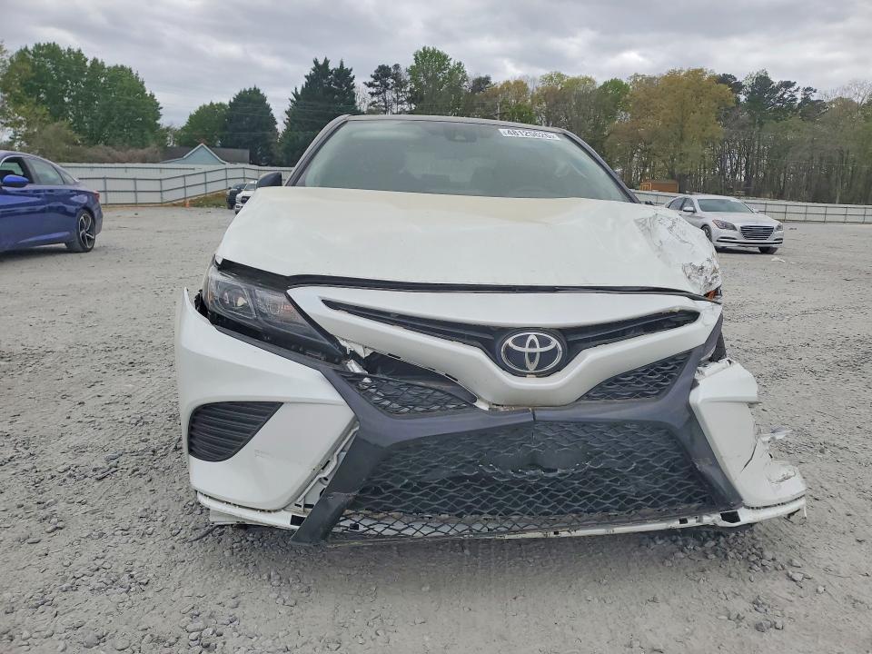 48125626 :رقم المزاد ، 4T1KZ1AK7MU058590 vin ، 2021 Toyota Camry مزاد بيع