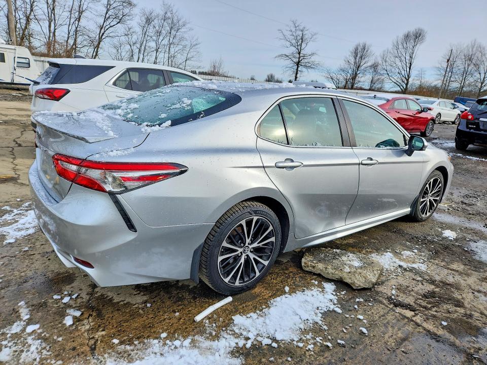 46028646 :رقم المزاد ، 4T1B11HK3JU650545 vin ، 2018 Toyota Camry مزاد بيع