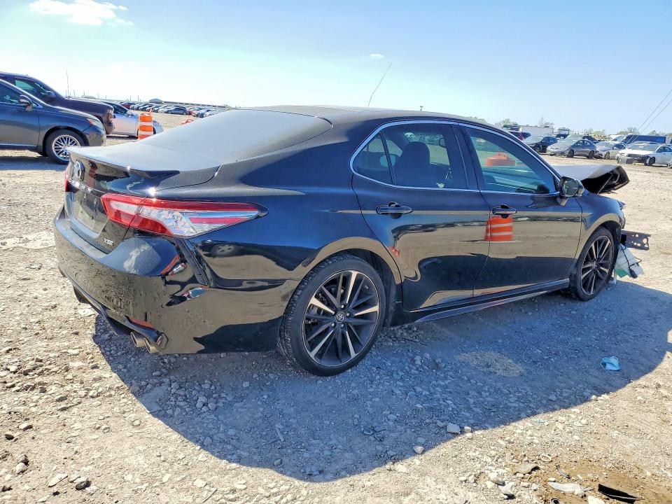 46400626 :رقم المزاد ، 4T1B61HK8JU039833 vin ، 2018 Toyota Camry مزاد بيع