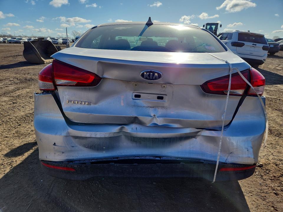 47123096 :رقم المزاد ، 3KPFK4A71JE278857 vin ، 2018 Kia Forte مزاد بيع