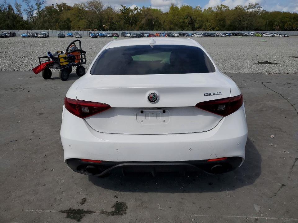 54024976 :رقم المزاد ، ZARFAEBN3H7535619 vin ، 2017 Alfa Romeo Giulia مزاد بيع