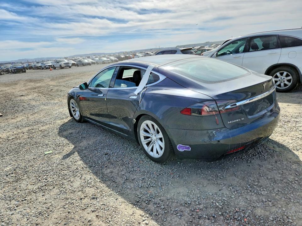 46188746 :رقم المزاد ، 5YJSA1E23JF261860 vin ، 2018 Tesla Model S مزاد بيع