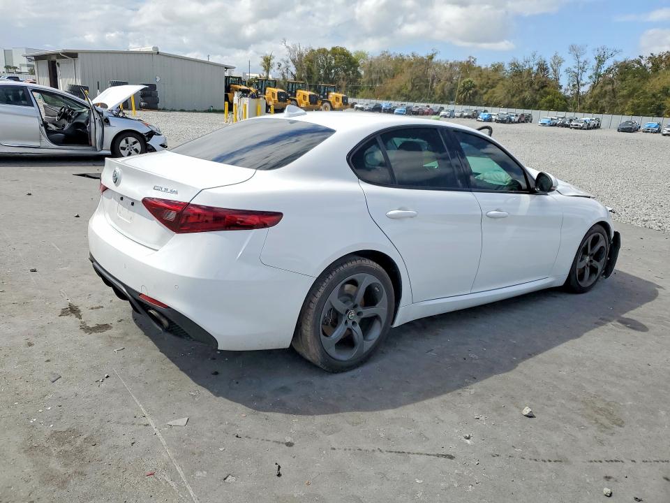 54024976 :رقم المزاد ، ZARFAEBN3H7535619 vin ، 2017 Alfa Romeo Giulia مزاد بيع