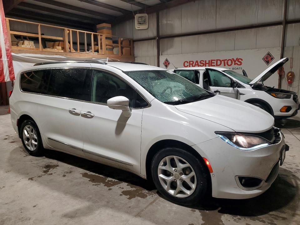 45631656 :رقم المزاد ، 2C4RC1EG2JR111103 vin ، 2018 Chrysler Pacifica مزاد بيع