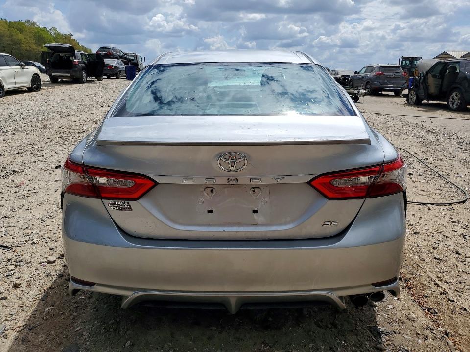 48111126 :رقم المزاد ، 4T1B11HK8JU595171 vin ، 2018 Toyota Camry مزاد بيع