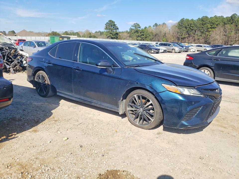 79717375 :رقم المزاد ، 4T1B61HK0JU599085 vin ، 2018 Toyota Camry مزاد بيع