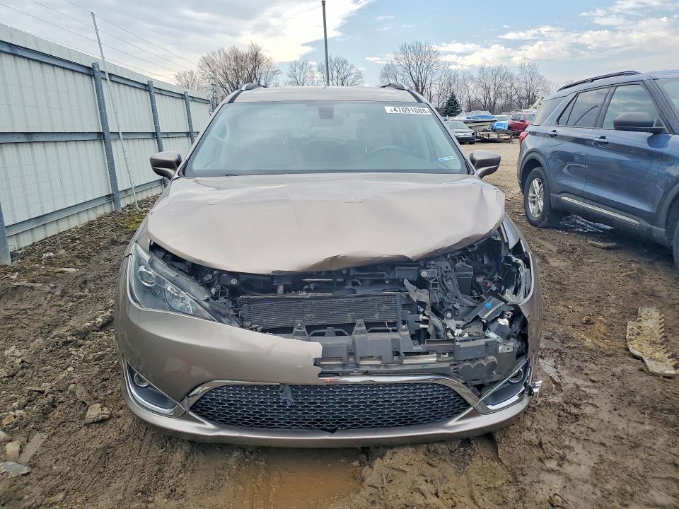47691086 :رقم المزاد ، 2C4RC1EGXHR743700 vin ، 2017 Chrysler Pacifica مزاد بيع