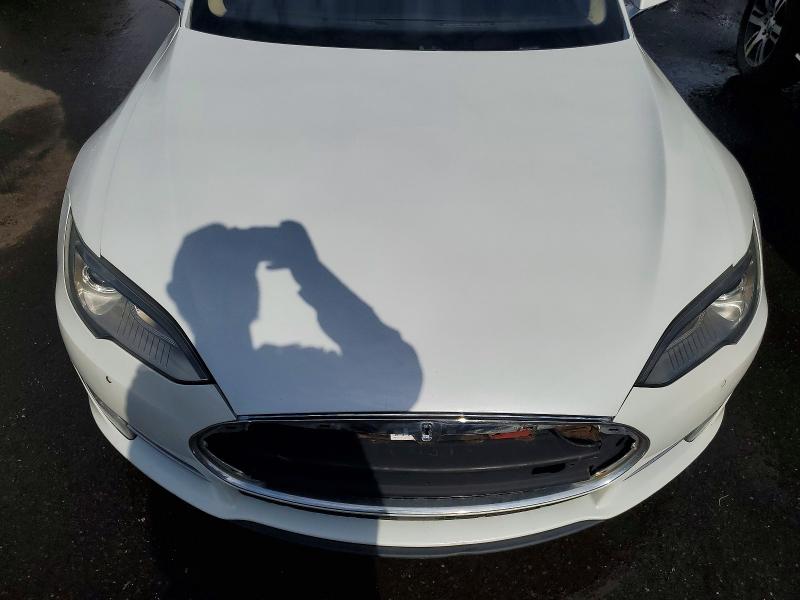 45873926 :رقم المزاد ، 5YJSA1H22FF095883 vin ، 2015 Tesla Model S مزاد بيع