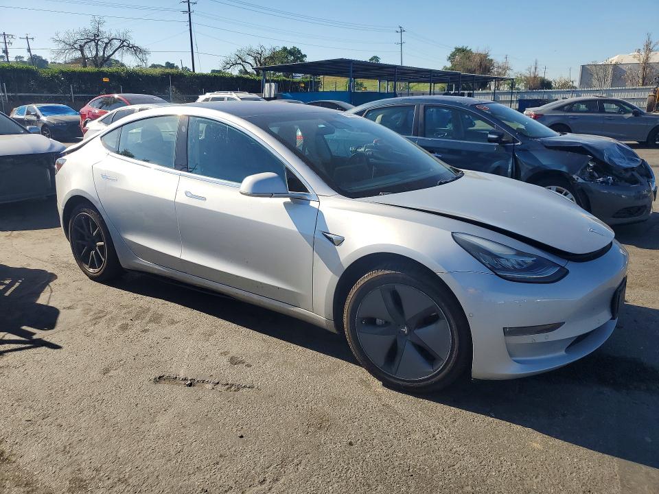 46400276 :رقم المزاد ، 5YJ3E1EA2JF052187 vin ، 2018 Tesla Model 3 مزاد بيع