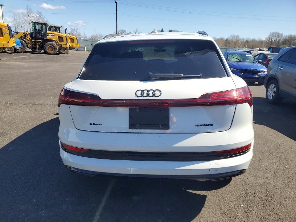 47777686 :رقم المزاد ، WA1AAAGE2NB043236 vin ، 2022 Audi E-tron مزاد بيع