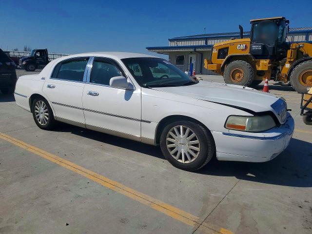 47688906 :رقم المزاد ، 1LNHM81W54Y602226 vin ، 2004 Lincoln Town Car مزاد بيع