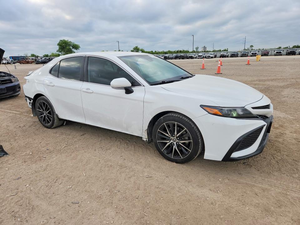47919096 :رقم المزاد ، 4T1T11AK4MU526223 vin ، 2021 Toyota Camry مزاد بيع