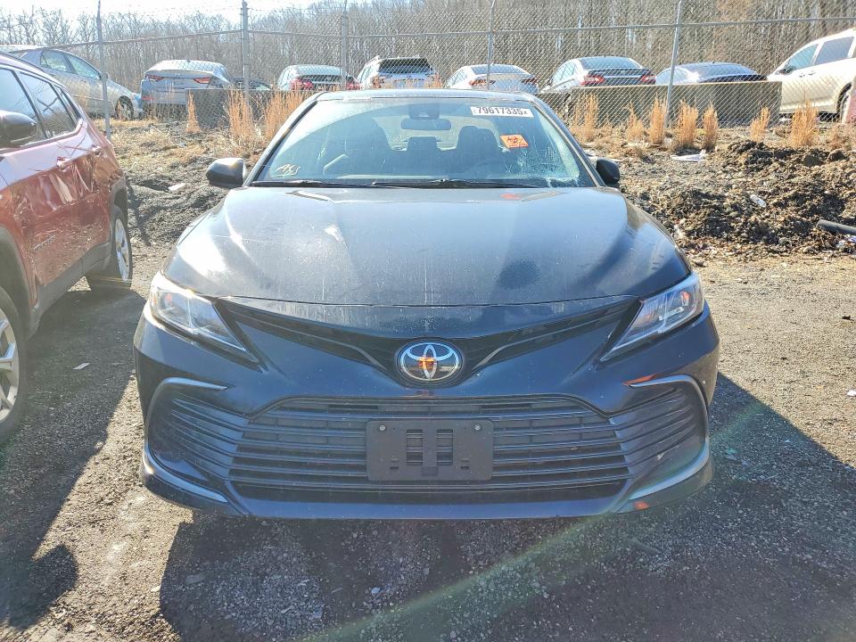 79617335 :رقم المزاد ، 4T1C11AK8NU664347 vin ، 2022 Toyota Camry مزاد بيع