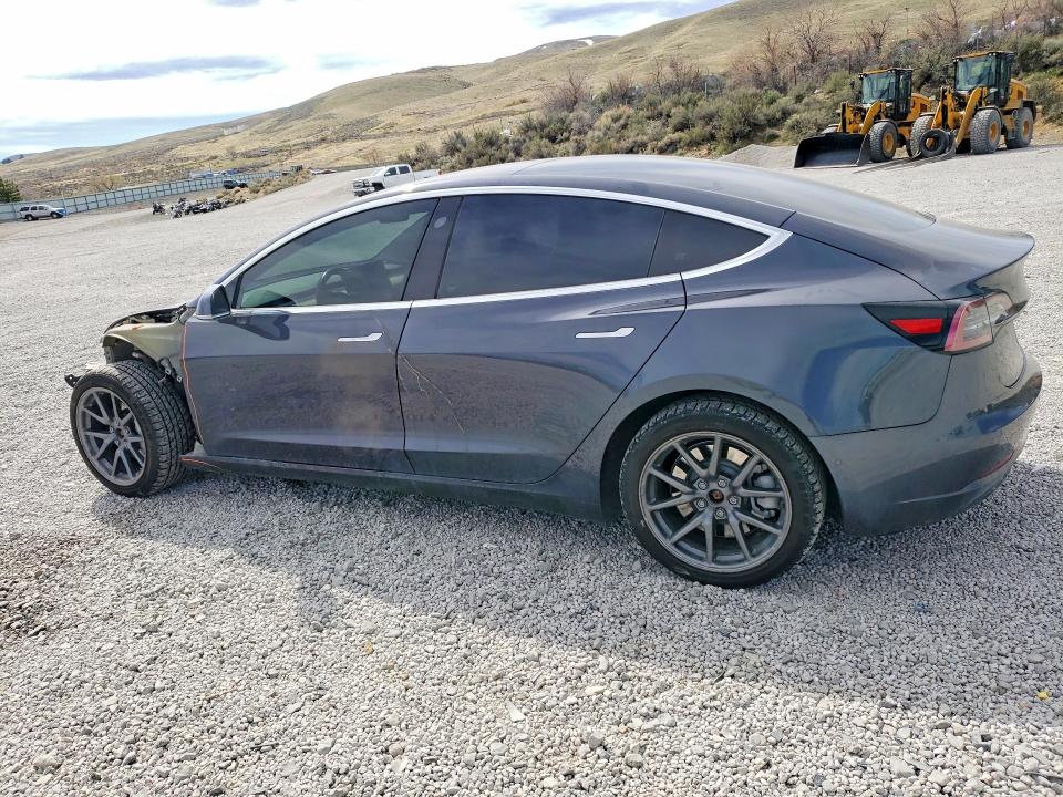 41717966 :رقم المزاد ، 5YJ3E1EB8JF119318 vin ، 2018 Tesla Model 3 مزاد بيع