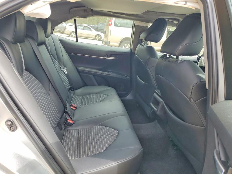 48111126 :رقم المزاد ، 4T1B11HK8JU595171 vin ، 2018 Toyota Camry مزاد بيع