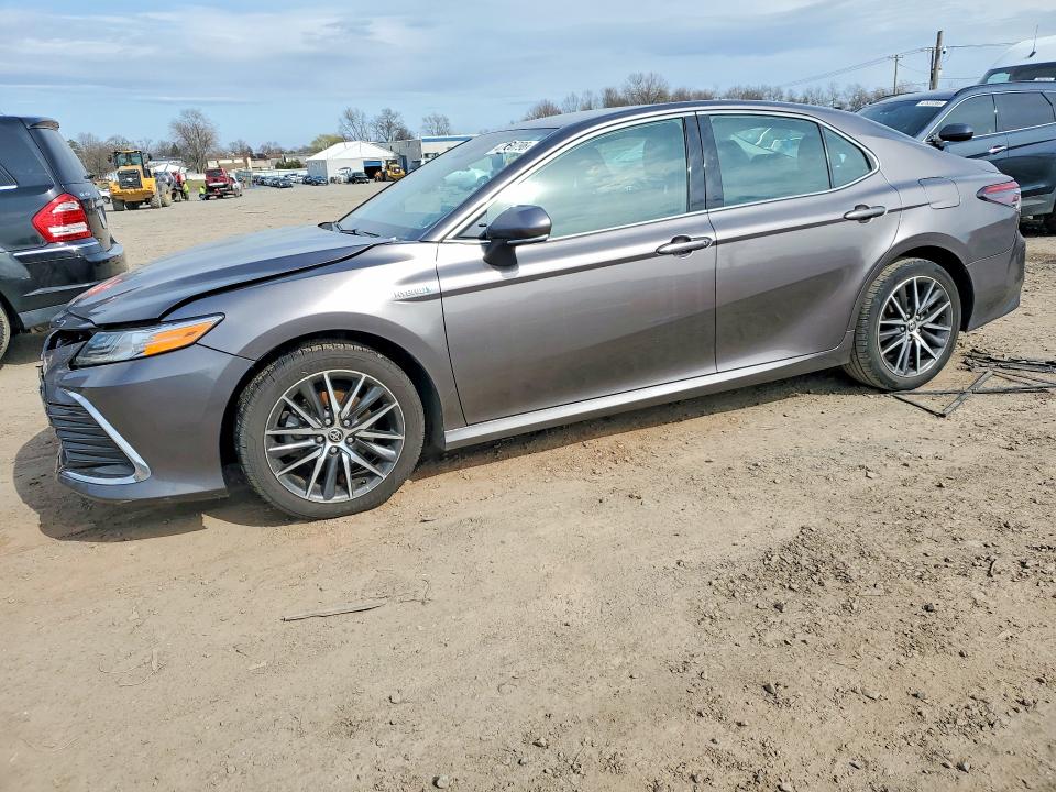 47260796 :رقم المزاد ، 4T1F31AK2MU020090 vin ، 2021 Toyota Camry Hybrid مزاد بيع