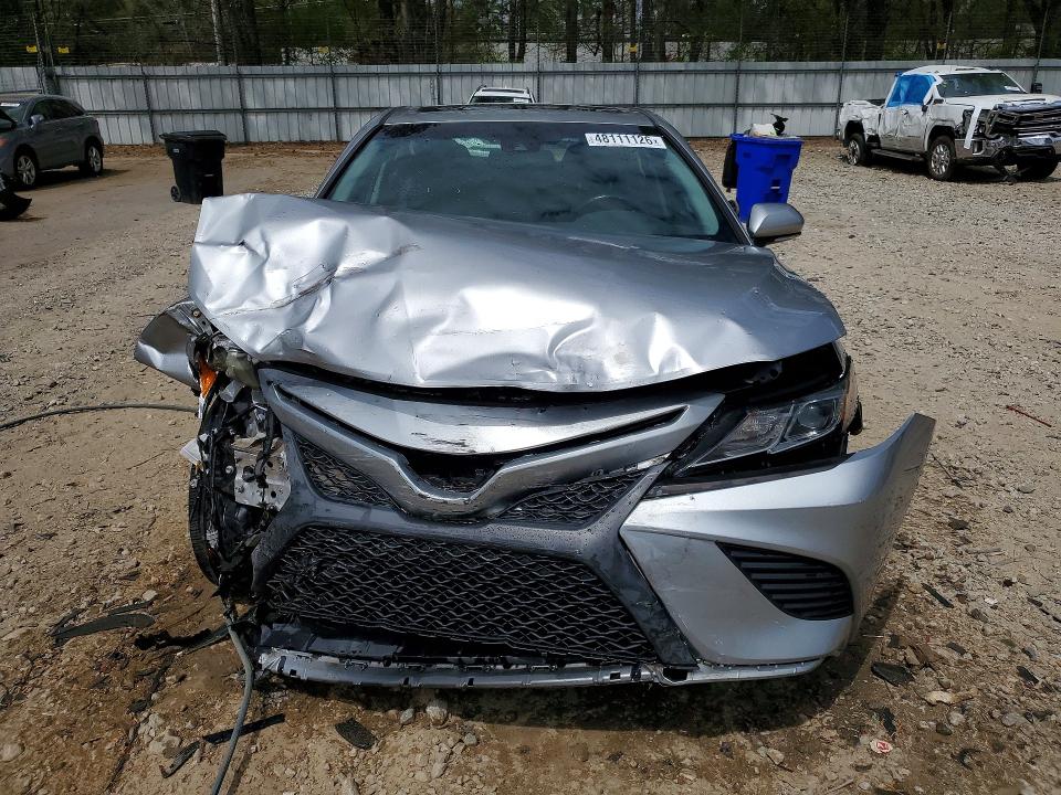 48111126 :رقم المزاد ، 4T1B11HK8JU595171 vin ، 2018 Toyota Camry مزاد بيع