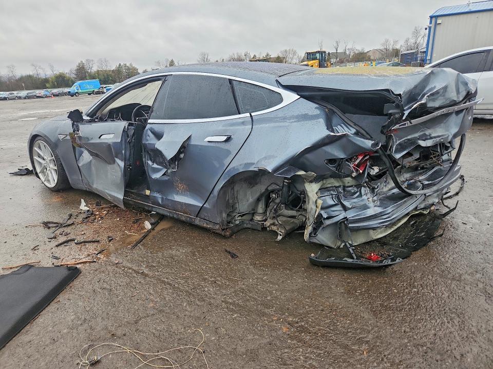 2013 Tesla Model S მანქანა იყიდება აუქციონზე, vin: 5YJSA1CN4DFP20802, აუქციონის ნომერი: 46947216