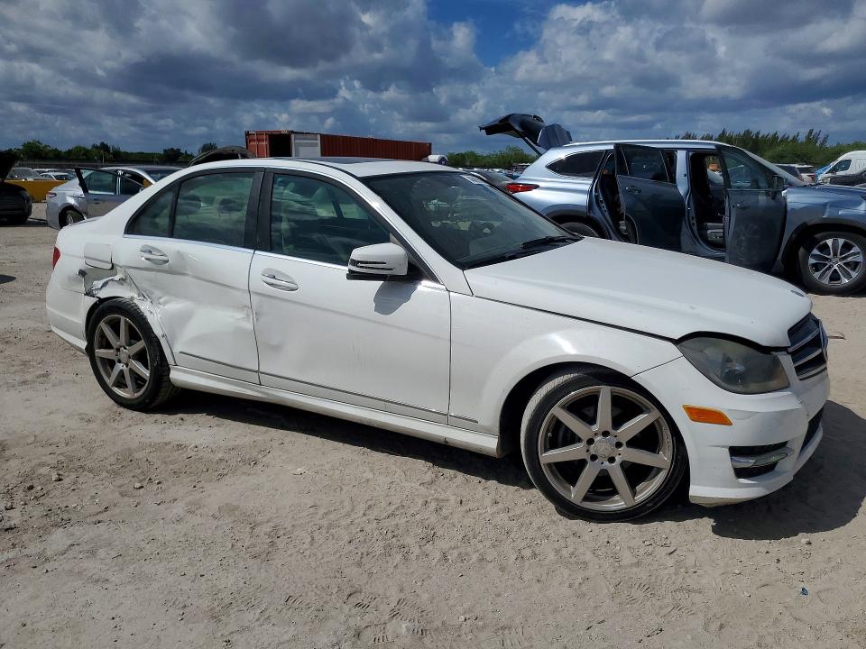 Продаж на аукціоні авто 2014 Mercedes-benz C, vin: WDDGF4HB7EA963561, номер лоту: 46090106