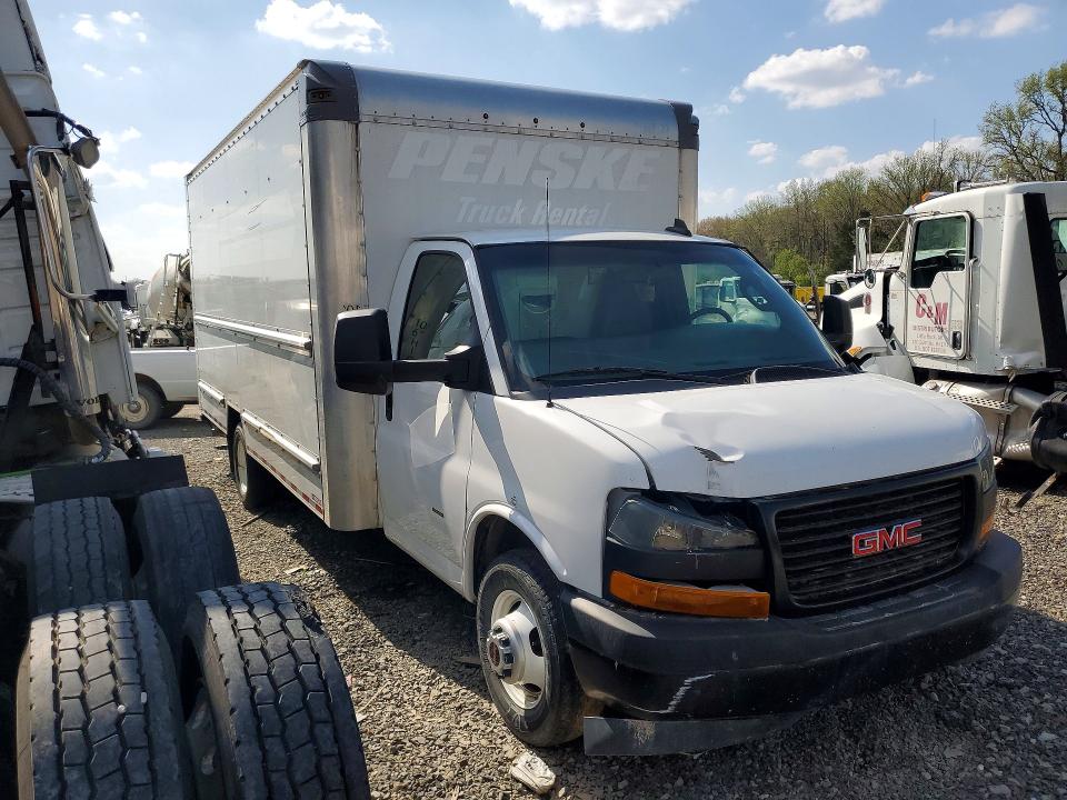 49585136 :رقم المزاد ، 7GZ37TC79NN010400 vin ، 2022 Gmc Savana مزاد بيع