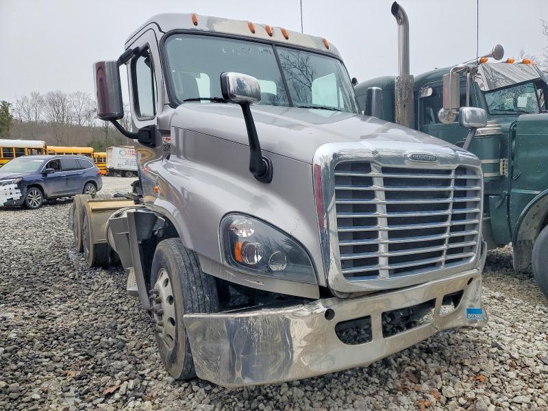 Auction sale of the 2019 Freigliner Cascadia 125, vin: 3AKJGEFG9KSKR8516, lot number: 45494396