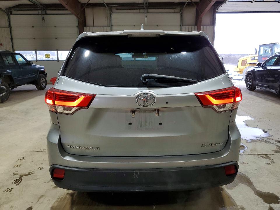 46449026 :رقم المزاد ، 5TDJZRFH2JS812300 vin ، 2018 Toyota Highlander مزاد بيع