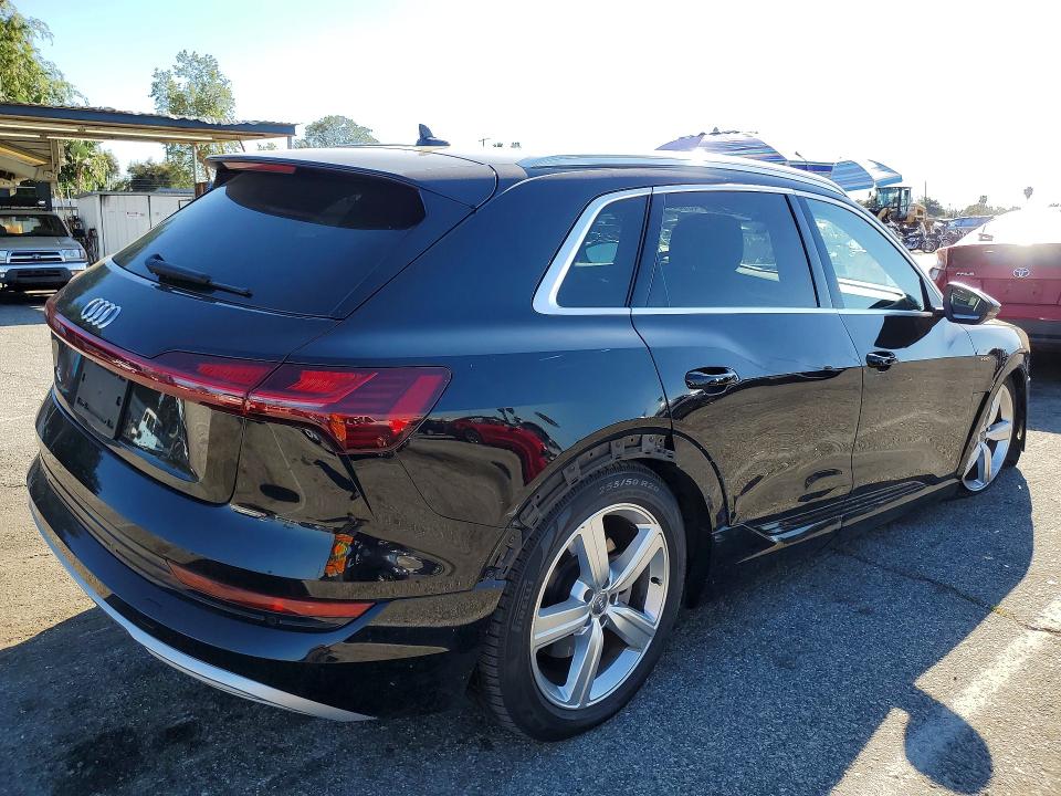Продаж на аукціоні авто 2019 Audi E-tron, vin: WA1LAAGE4KB024692, номер лоту: 46933976