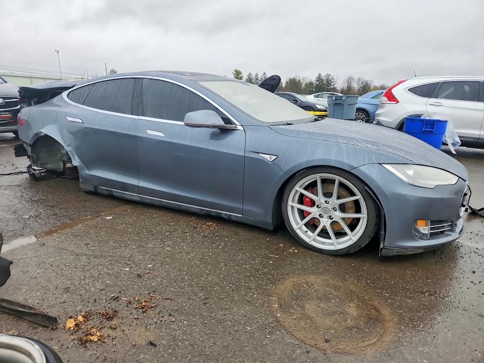2013 Tesla Model S მანქანა იყიდება აუქციონზე, vin: 5YJSA1CN4DFP20802, აუქციონის ნომერი: 46947216