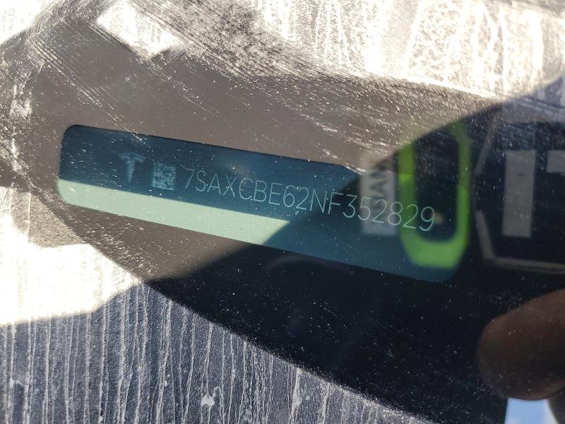 47130786 :رقم المزاد ، 7SAXCBE62NF352829 vin ، 2022 Tesla Model X مزاد بيع