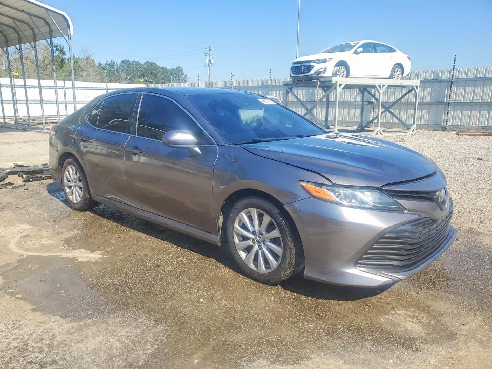 46679606 :رقم المزاد ، 4T1B11HK1JU627409 vin ، 2018 Toyota Camry مزاد بيع