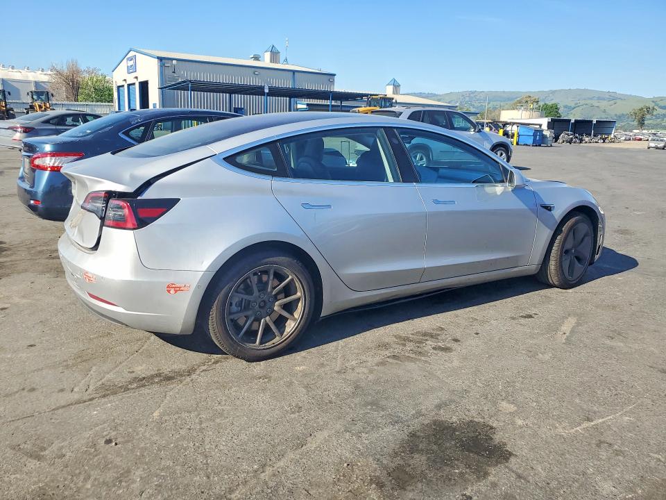 46400276 :رقم المزاد ، 5YJ3E1EA2JF052187 vin ، 2018 Tesla Model 3 مزاد بيع