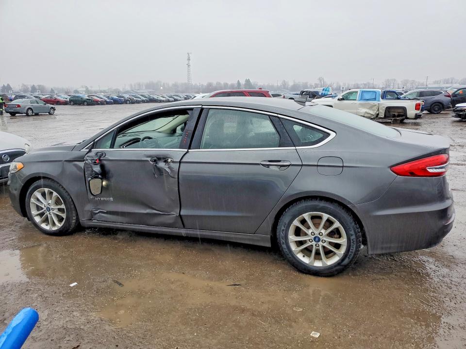 46561526 :رقم المزاد ، 3FA6P0MU7KR155656 vin ، 2019 Ford Fusion مزاد بيع