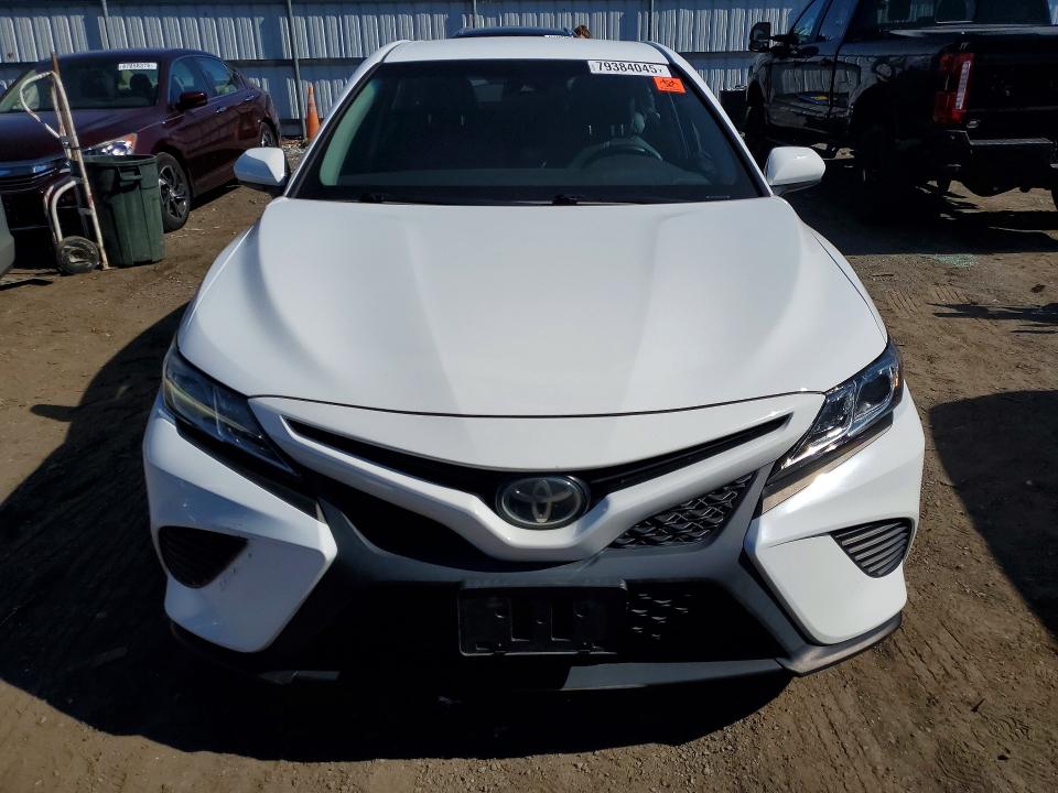2018 Toyota Camry მანქანა იყიდება აუქციონზე, vin: 4T1B11HK4JU643894, აუქციონის ნომერი: 49740526