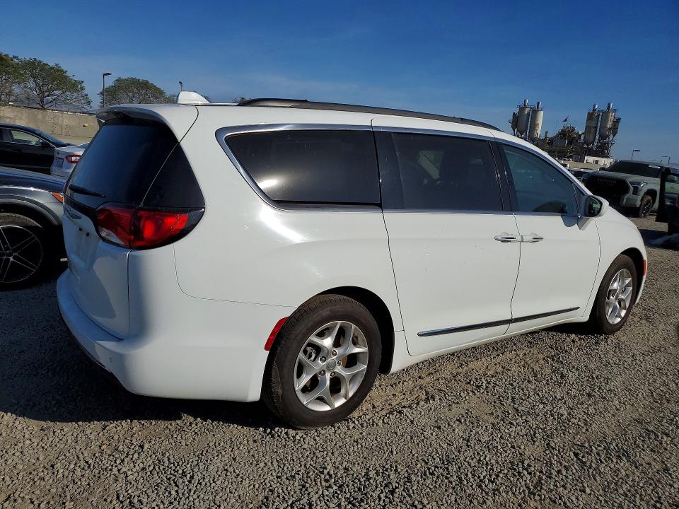 46366256 :رقم المزاد ، 2C4RC1BG8HR795007 vin ، 2017 Chrysler Pacifica مزاد بيع