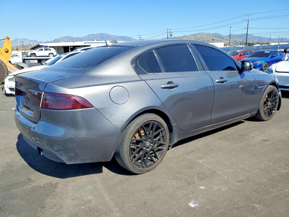 46833886 :رقم المزاد ، SAJAD4BG1HA965841 vin ، 2017 Jaguar Xe مزاد بيع