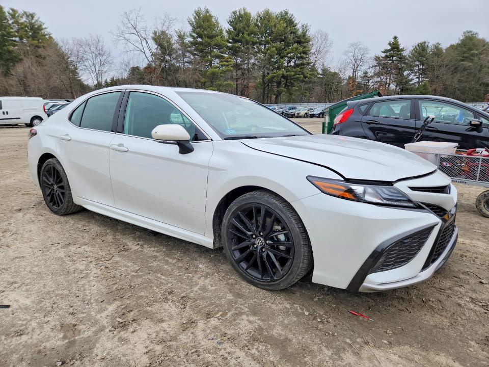 46147956 :رقم المزاد ، 4T1K31AK0NU590685 vin ، 2022 Toyota Camry Hybrid مزاد بيع