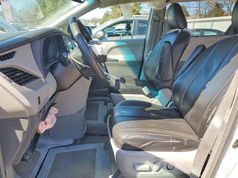 45671766 :رقم المزاد ، 5TDKK3DC7FS561729 vin ، 2015 Toyota Sienna مزاد بيع