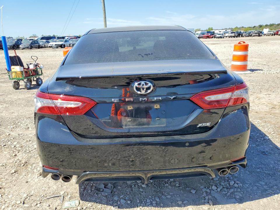 46400626 :رقم المزاد ، 4T1B61HK8JU039833 vin ، 2018 Toyota Camry مزاد بيع