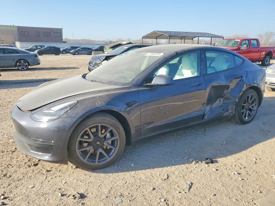 2022 Tesla Model 3 მანქანა იყიდება აუქციონზე, vin: 5YJ3E1EB5NF259042, აუქციონის ნომერი: 47369126