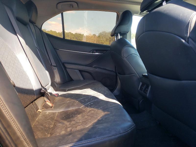 79717375 :رقم المزاد ، 4T1B61HK0JU599085 vin ، 2018 Toyota Camry مزاد بيع