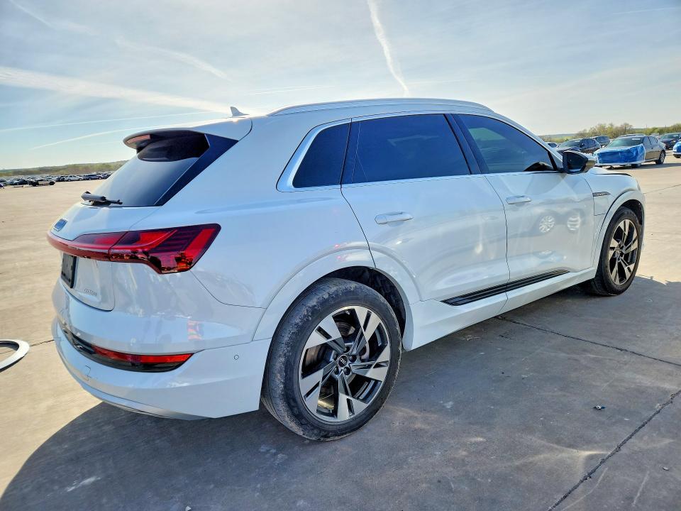 Продаж на аукціоні авто 2022 Audi E-tron, vin: WA1LAAGE3NB027118, номер лоту: 46112386