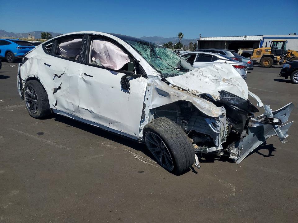 2024 Tesla Model Y მანქანა იყიდება აუქციონზე, vin: 7SAYGDEE4RF127197, აუქციონის ნომერი: 46236586