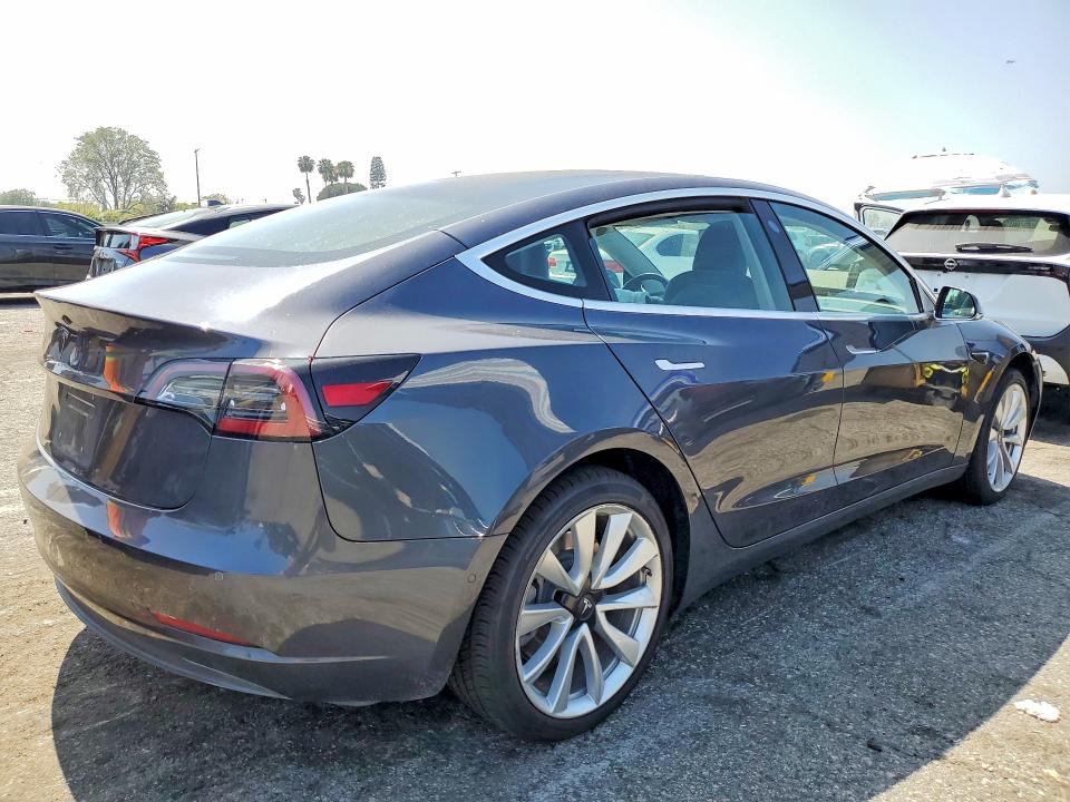 47224916 :رقم المزاد ، 5YJ3E1EA2JF059494 vin ، 2018 Tesla Model 3 مزاد بيع