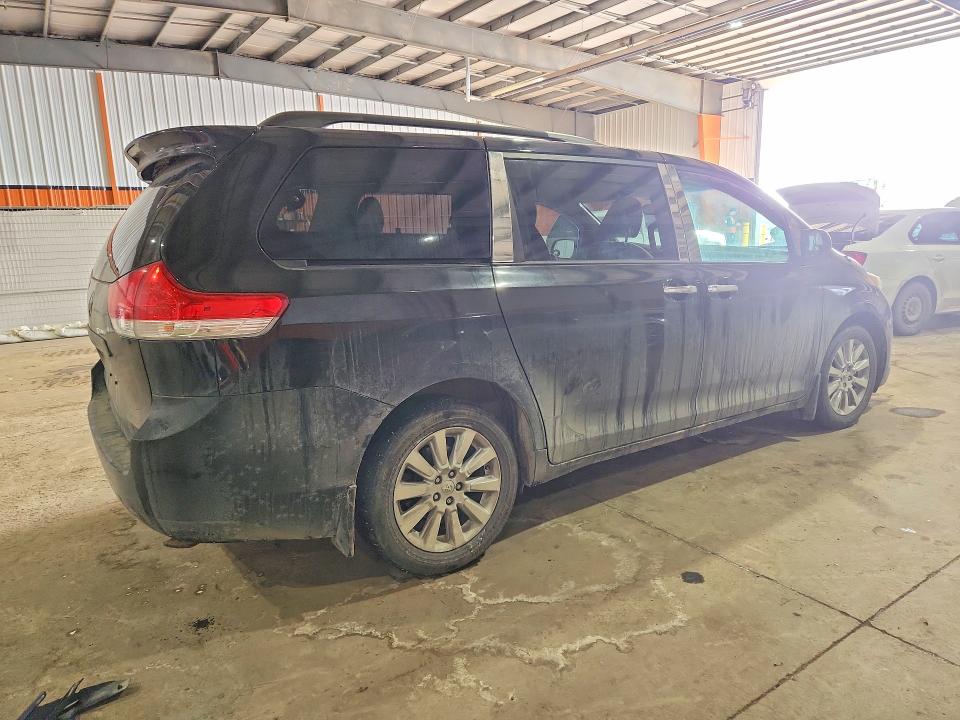 78902355 :رقم المزاد ، 5TDJK3DC0DS056365 vin ، 2013 Toyota Sienna مزاد بيع