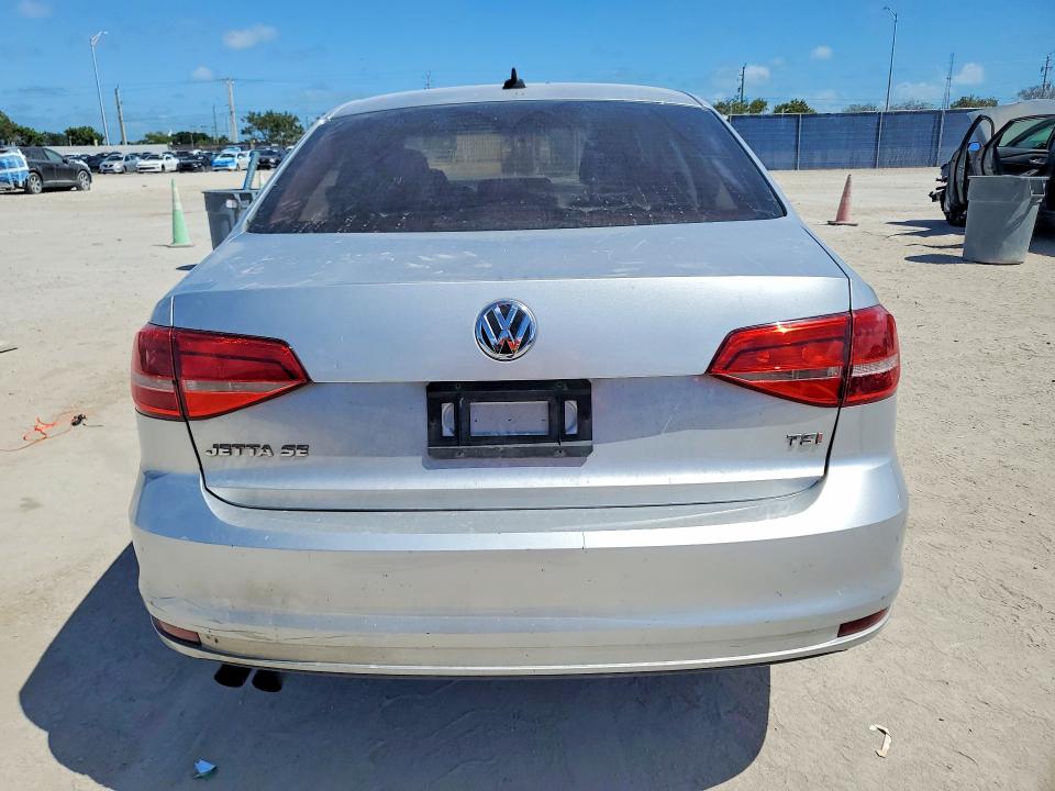 42035956 :رقم المزاد ، 3VWD17AJ8FM218138 vin ، 2015 Volkswagen Jetta مزاد بيع