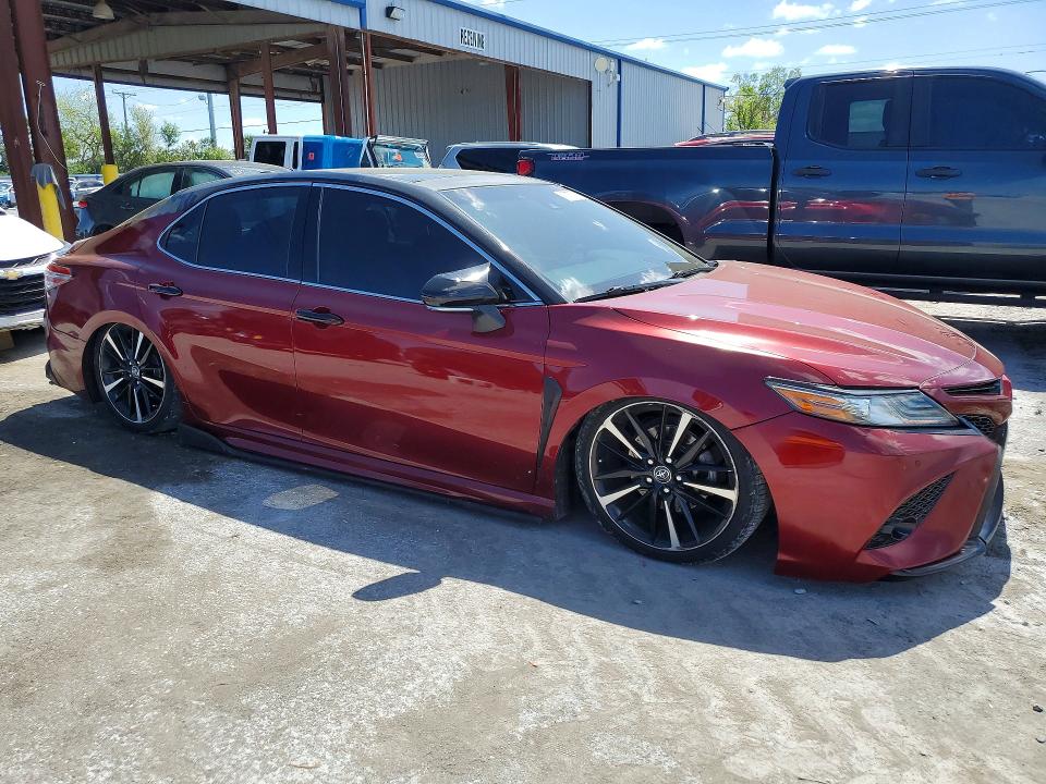 78777025 :رقم المزاد ، 4T1B61HK9JU502319 vin ، 2018 Toyota Camry مزاد بيع