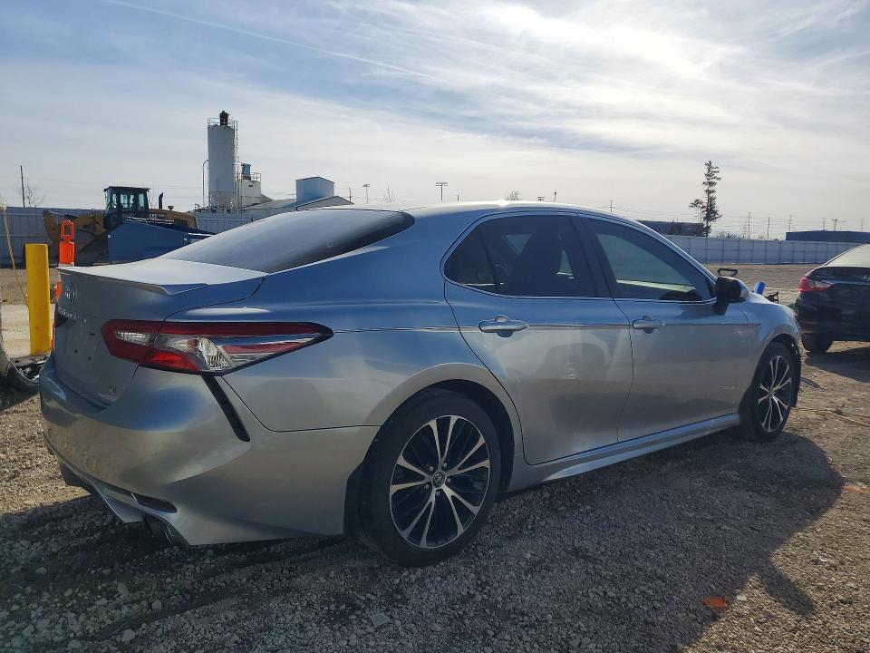 46846026 :رقم المزاد ، 4T1B11HK8JU516033 vin ، 2018 Toyota Camry مزاد بيع